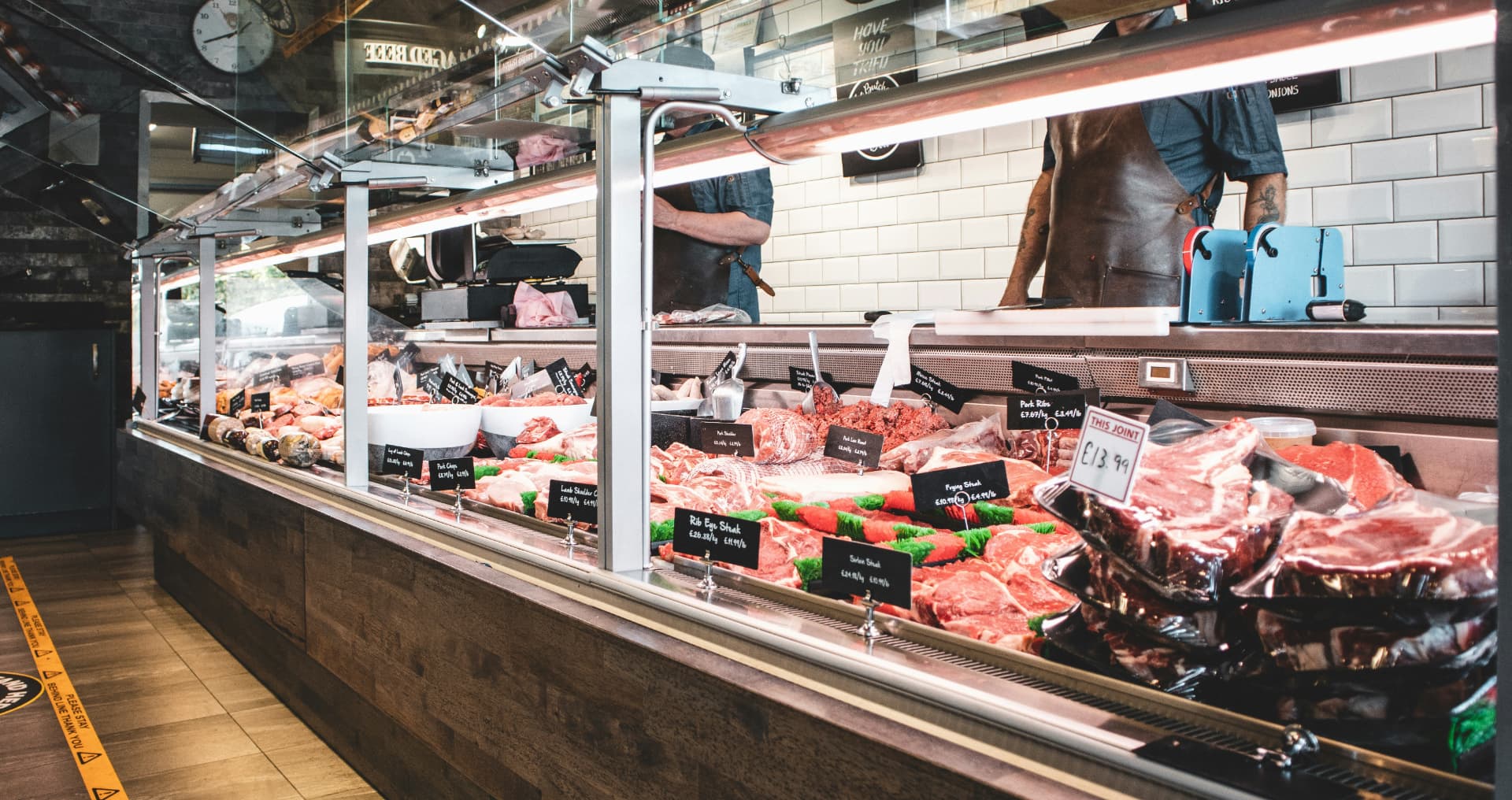 Kött- och delikatessdisk i butik med premiumsortiment